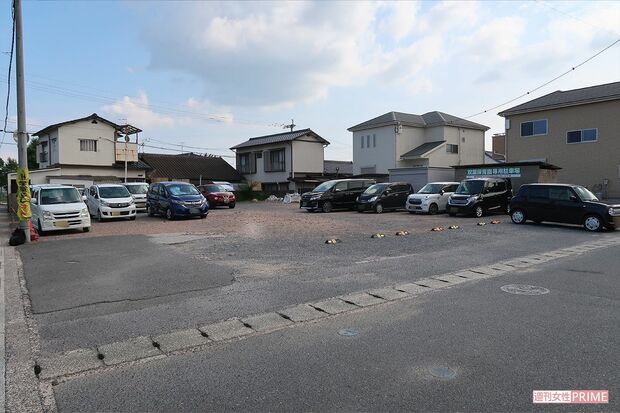 双葉保育園の駐車場。奥に見える献花がされている場所に、冬生ちゃんが熱中症で亡くなっていた送迎バスがあった