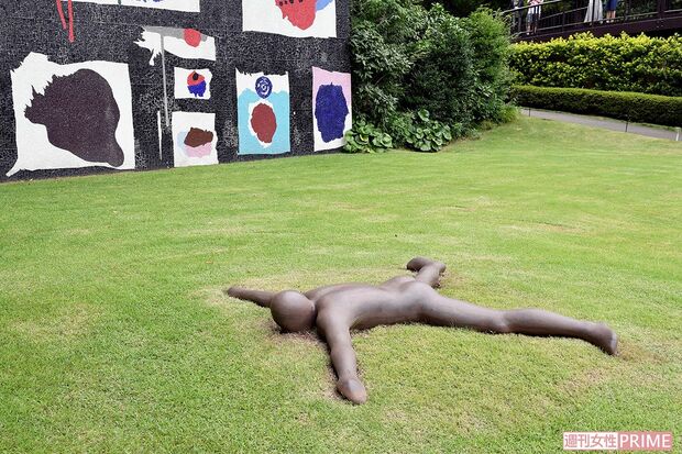 アントニー・ゴームリーが自らの身体をかたどった「密着」（下）　撮影／渡邉智裕