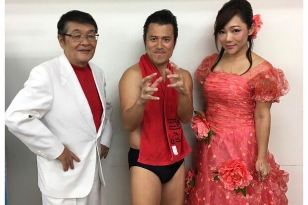 2016年、大宮で行われた『第29回チャリティー関東寄席』。左から仲本工事さん、アントニオ小猪木、純歌（アントニオ小猪木より提供）