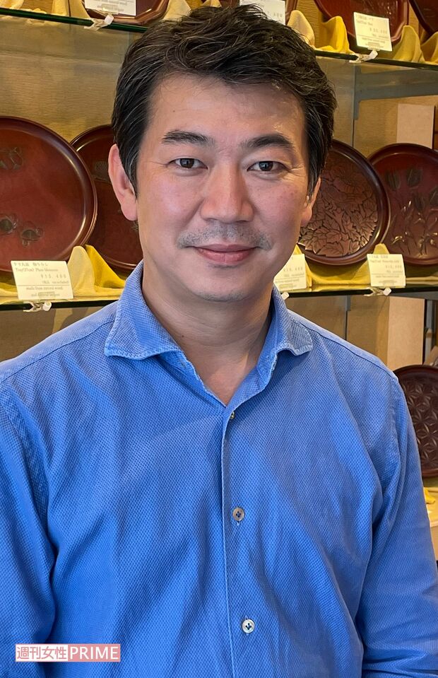 山水堂の小泉さん。鎌倉彫のさまざまな使い方も提案している