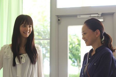 映画『さいはてにて〜やさしい香りと待ちながら〜』 東京でひとり生きてきた焙煎珈琲店の女主人・吉田岬（永作博美）。幼いころに生き別れになった父を探すため、故郷である能登に戻り店を開くことに。そこで出会ったのはキャバクラで働くシングルマザーの山崎絵里子（佐々木希）とふたりの子どもたち。彼女たちとのふれあいの中で、岬は大切なものに気づいていく……。2月28日、全国ロード―ショー。