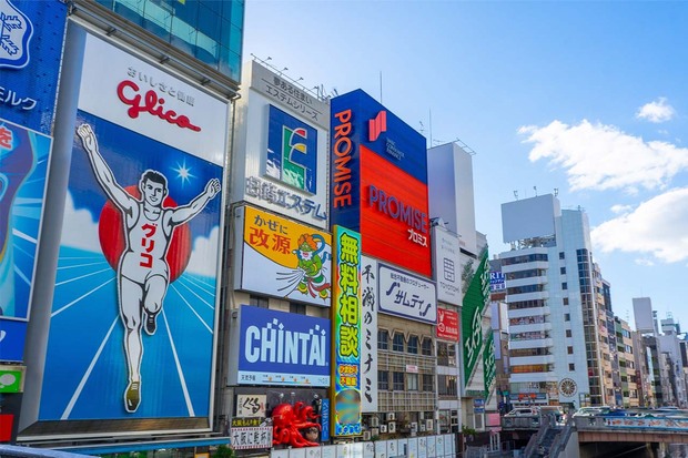 「グリコサイン」など大阪市の道頓堀川端の風景
