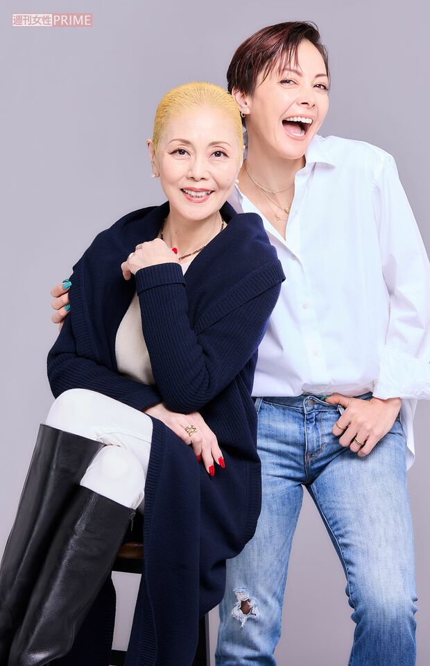 髪が生えてきたことを機に、人生初の金髪にチャレンジした眞弓さん。「アンナが金髪にしたときは怒ったんですけどね（笑）」　撮影／下村一喜