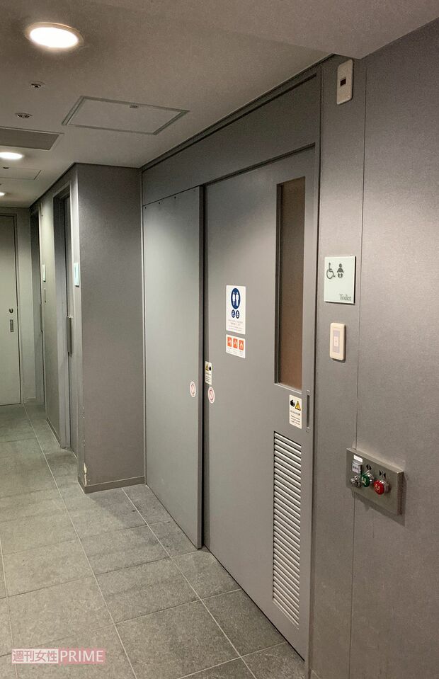 渡部健の不倫現場となった多目的トイレの奥は男子トイレ・女子トイレが並んでいる