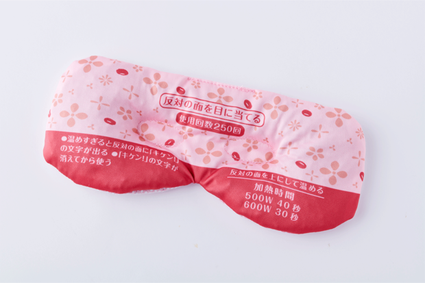 【あずきのチカラ目もと用】電子レンジで温めて繰り返し使える。あずきの保温力と、豆から出るほどよい蒸気でやさしく目をケア。［小林製薬（株）　メーカー希望小売価格780円（税抜き）］