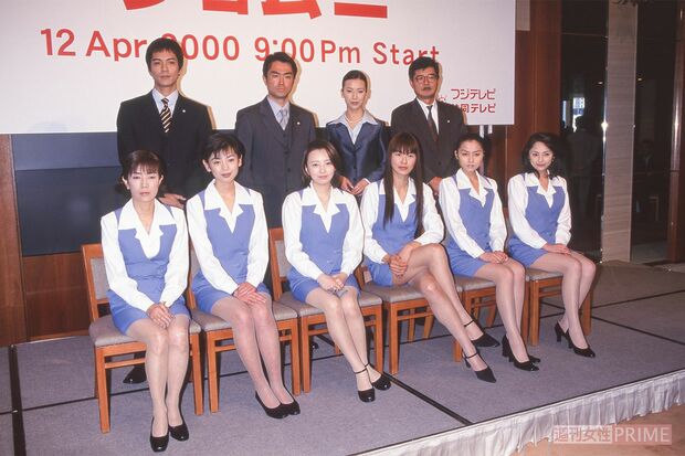 江角マキコ（前段右から3人目）は主演の坪井千夏役として出演。以降、自身の代表作となる