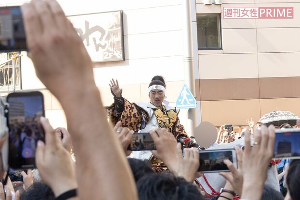 馬に乗って集まった人たちに応える竹中直人