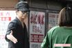 2018年、ドラマ『花のち晴れ』打ち上げ会場でスタッフと握手する松本潤