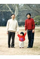 2003年　43歳　仲良く手をつなぐ3人のお姿がなんともほほえましい（宮内庁提供）