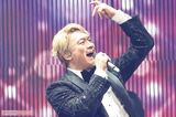 “タキシードが似合うジャズ”がテーマの楽曲を披露する慎吾ちゃん。「楽しい！最高！」