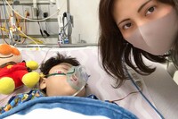 新生児ヘルペス脳炎「私のせいで子どもが一生の障害」息子の大脳が壊死・夫は家を出ていき…女手ひとつで育…