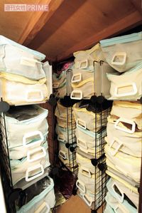 作業部屋の一角の衣装置き場は圧巻!