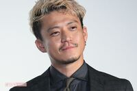 小栗旬『鎌倉殿の13人』撮影現場に松本潤が訪問&スタッフが期待する“大泉洋イジり”