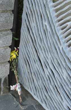 玄関の門扉には1束の花が供えられていた