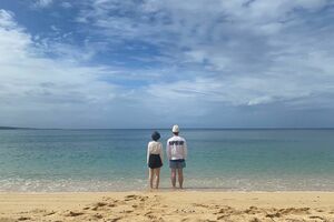 沖縄でセミリタイアライフを送る30代夫婦YouTuber「沖縄移住アラサー夫婦」さん　写真提供／沖縄移住アラサー夫婦　書籍『7年で資産4000万円を達成した アラサー夫婦のゆる早セミリタイア 』（主婦と生活社）