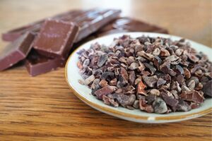 手前がチョコレートやココアの原料となるカカオニブ ※写真はイメージです