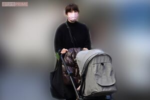 ベビーカーを押す上原多香子（'21年12月）