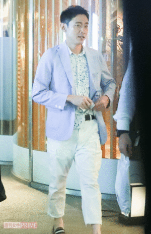 水色のサマージャケットでバッチリ決めた小泉