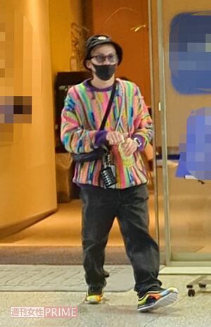 カラフルなセーターを着たISSAは病院を後にしてコンビニへと向かった