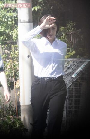 2023年9月、ドラマ『地面師たち』の撮影中に新人刑事役としてスーツを着こなしていた池田エライザ