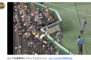 阪神・佐藤輝明選手に向かってボールを突き上げるエキサイトシートの観戦客(Xより)