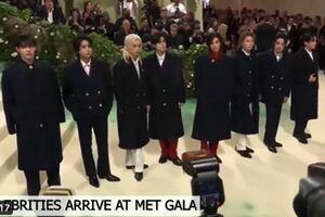 ファッションイベント『メットガラ』に出演したStrayKids、パパラッチからの問題発言があったシーン（Xより）