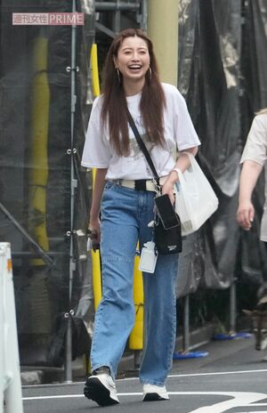 2023年8月、ランチを終えてオフィスに戻る片瀬那奈。すっかりイチ会社員だが、スタイルのよさは健在