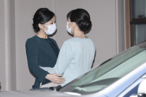 2021年、ご結婚に際して秋篠宮邸を出発される子さんをお見送り。お別れする“姉妹”の姿は多くの人の涙をさそった(撮影/JMAP)