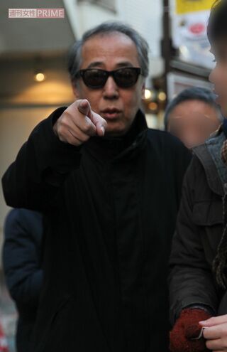 2012年、ご近所トラブル後に岸部一徳を直撃するとカメラマンを指差して