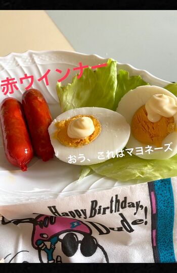 徹さんの62歳の誕生日である5月12日に、「赤いウインナーとマヨネーズ添えたゆで卵」の陰膳を用意した郁恵さん