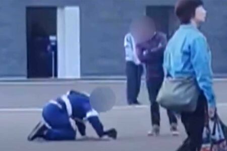 ネット上で拡散されている、腕を組む男性客に土下座する大阪万博の警備員の動画（Xより）