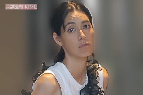 【目撃撮】森泉、娘をバレエ教室に送った後に“イケメン僧侶の夫”の腕に絡みつき…結婚7年目でも夫婦円満の秘訣