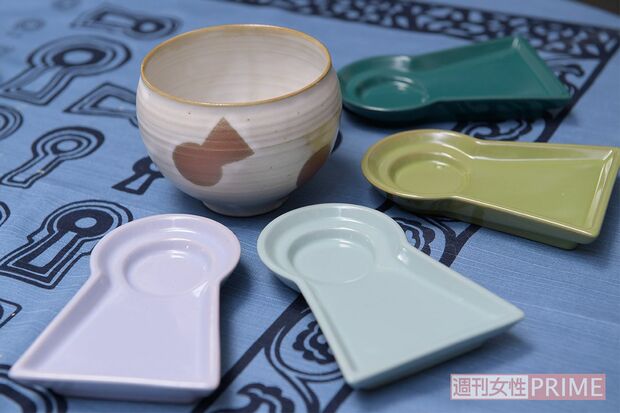 人気通販サイトで販売されていた小皿。素材は磁器で、電子レンジOKと実用的なのがうれしい