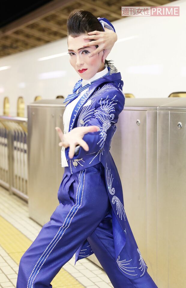 月城すみれさん。宝塚ファンならおなじみの“花組ポーズ”でキメッ！　撮影／齋藤周造