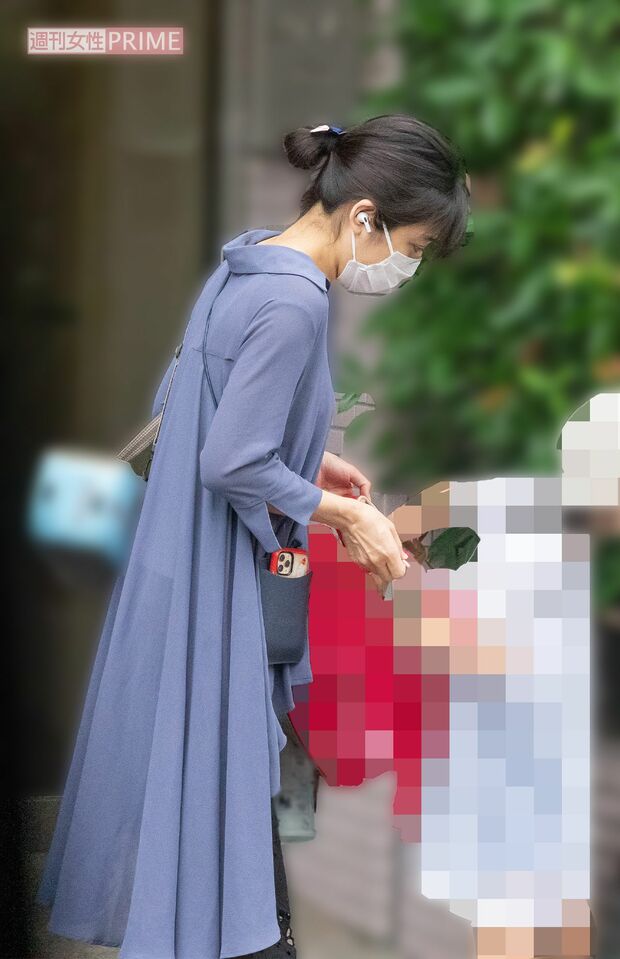 9月下旬、長女のお見送りをする熊田曜子