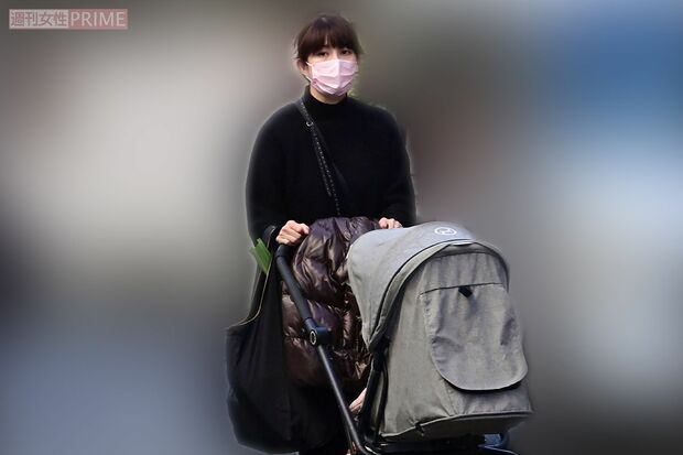 ベビーカーを押す上原多香子（'21年12月）