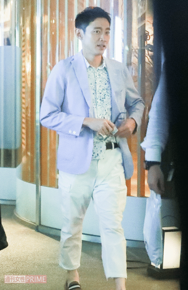 水色のサマージャケットでバッチリ決めた小泉