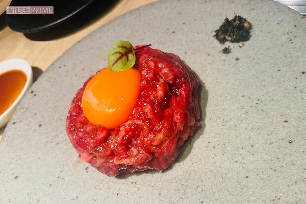 来店客の9割が注文する人気メニュー『THEユッケ』。自家製のタレで味つけされている