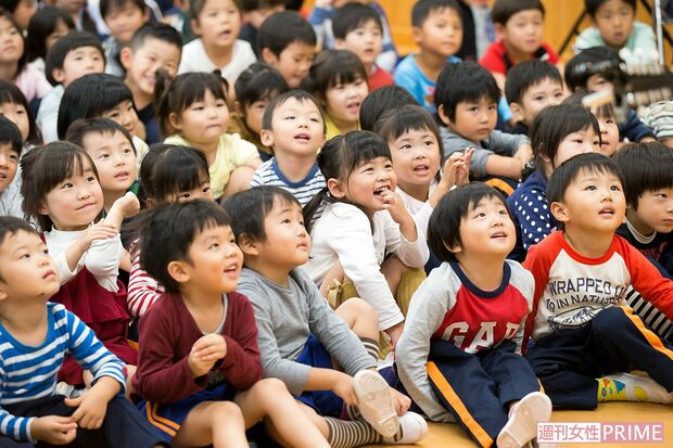 シンガー・ソングライター　たかはしべんさんの歌を聴く子どもたち　撮影／伊藤和幸