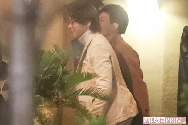 出待ちしていたファンの声援に手を挙げて答えていた中村倫也