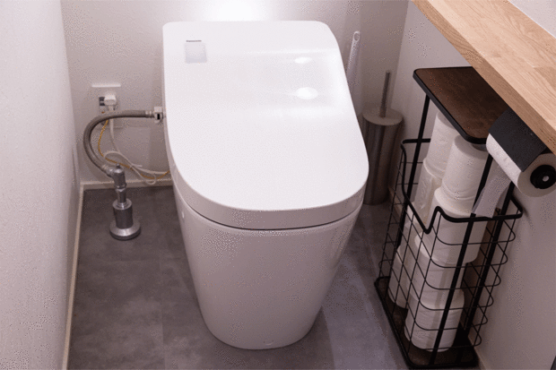 トイレで節水を意識するあまり、洗浄レバーの「大」「小」を正しく使い分けないと詰まりの原因に(※写真はイメージです)