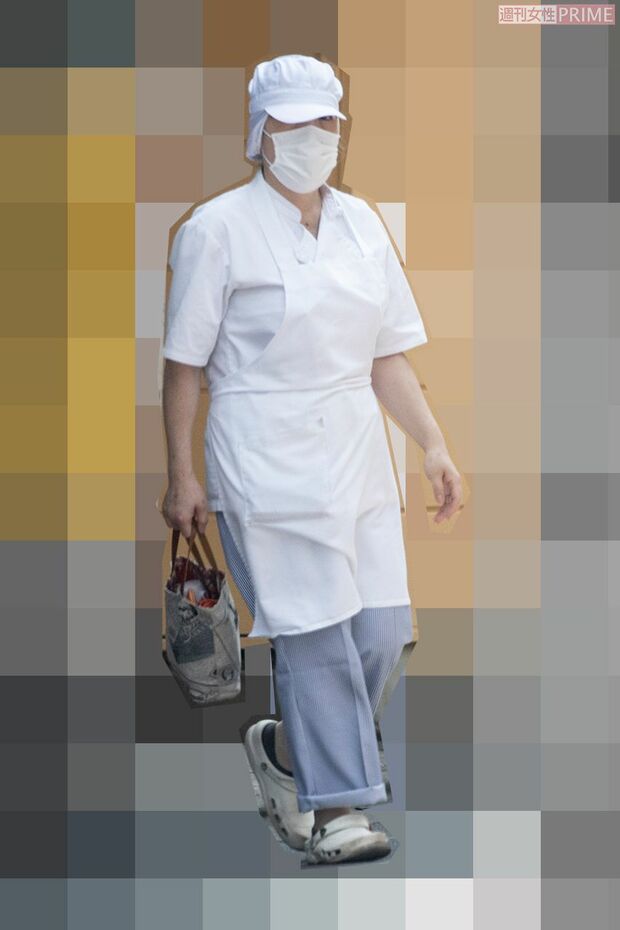 6月下旬、再就職したという洋菓子店の事務所から作業着姿で現れた小室佳代さんは帽子を深くかぶっていた