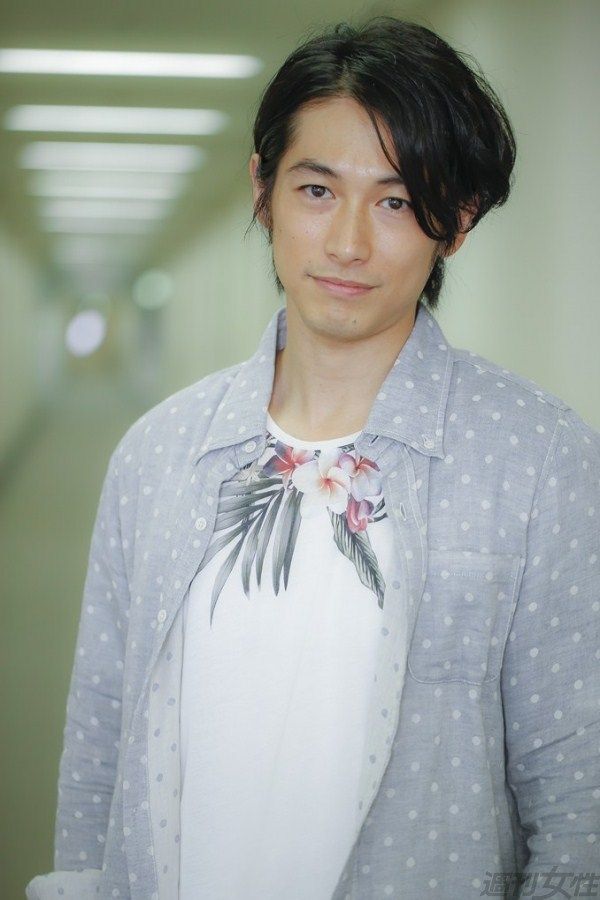  DEAN FUJIOKA(ディーン・フジオカ) ●1980年8月19日生まれ。福島県出身。高校卒業後、アメリカ・シアトルの大学に留学。’05年映画『八月の物語』の主演に抜擢され俳優デビュー。日本語、英語、中国語、バハサインドネシア語の4か国語をあやつる　撮影／佐藤靖彦