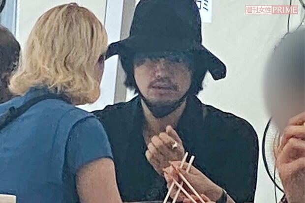 激辛料理を囲み友人と談笑していた斎藤工。周囲に気づかれると、ほどなく席を立った