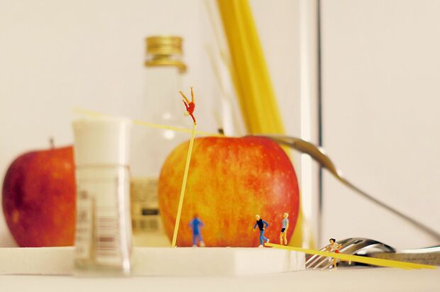 「パスタ高跳び世界選手権」（C）Tanaka Tatsuya（MINIATURE CALENDAR）