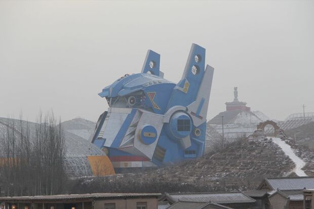 甘粛省の巨大すぎるオプティマス・プライムの頭部。（撮影／関上武司）