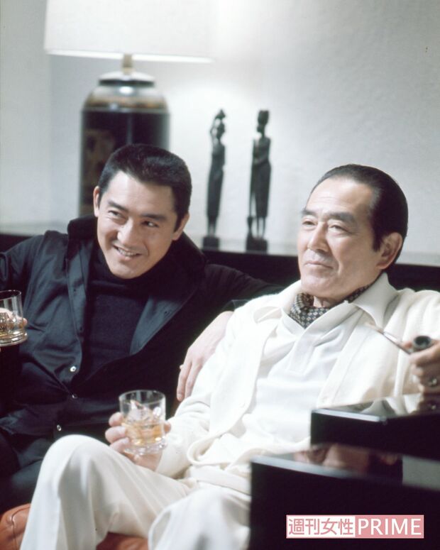 時代劇俳優として活躍した父親の近衛十四郎と、スコッチウイスキーのCMで共演した際の1枚　撮影／『週刊女性』写真班