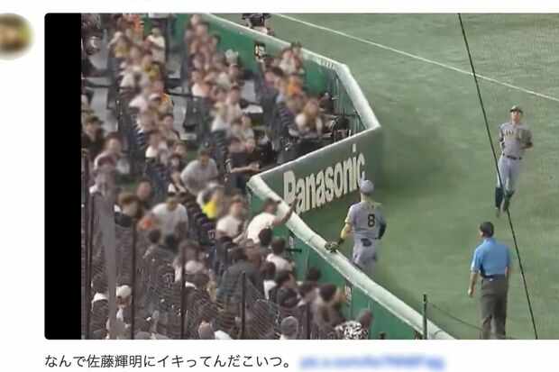 阪神・佐藤輝明選手に向かってボールを突き上げるエキサイトシートの観戦客(Xより、一部編集部加工)
