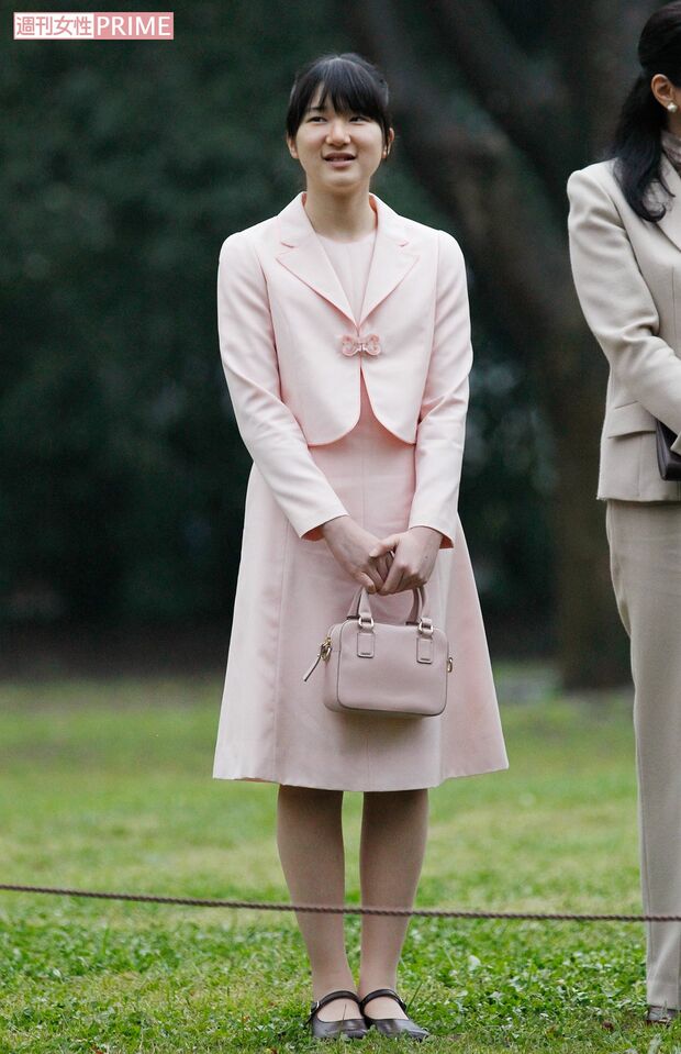 愛子さま。お花見に合わせた、ピンクのアンサンブル姿。リボンをかたどった胸元の留め具がアクセントに（'16年4月7日・国営昭和記念公園で）