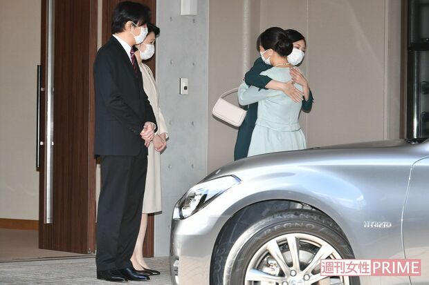 小室圭さんと入籍され結婚会見に向かう眞子さんと抱擁。姉の結婚を誰よりも後押しされ喜びもひとしおのご様子